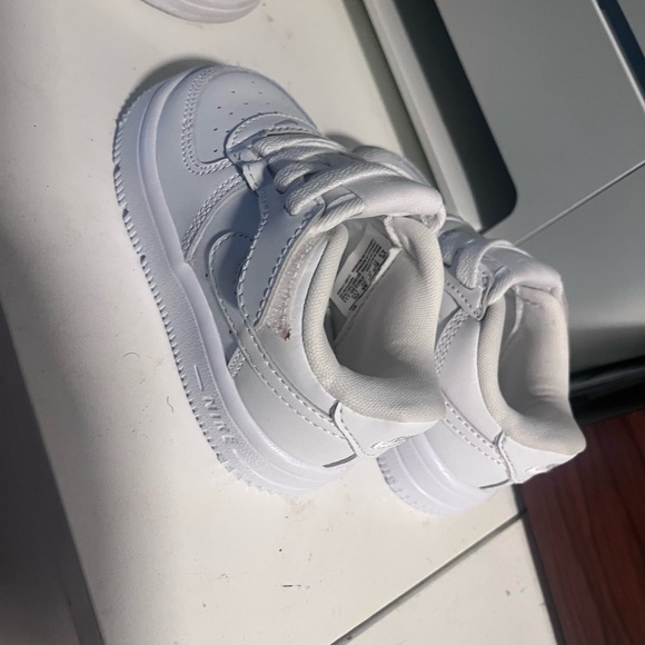 Nike All-White Sneakers 5C - Picture 3 of 5